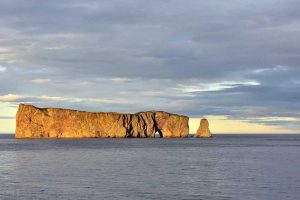 Océan Atlantique Nord - Golfe du Saint-Laurent - Canada - Gaspésie - Le célèbre rocher percé en face de la ville de Percé. La photo est prise de la ville de Percé North Atlantic Ocean - Gulf of Saint Lawrence - Canada - Gaspé Peninsula - The famous Percé Rock facing the city of Percé. The picture is taken from the city of Percé
