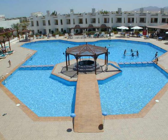 Hotel Menaville piscine